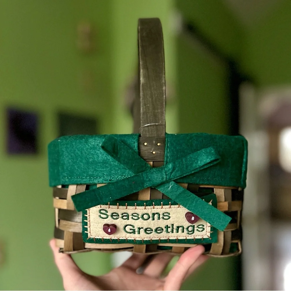 VTG Wicker Basket Material Cloth Lined Seasons Greetings Christmas Holiday Decor - Picture 1 of 6